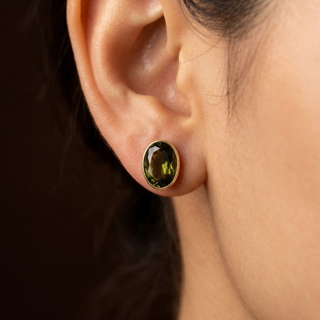 Emerald-Tone Oval Gemstone Stud Earrings – Classic Bezel Set